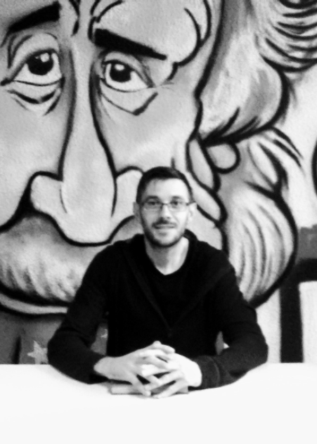 Em frente a um grafite retratando Einstein