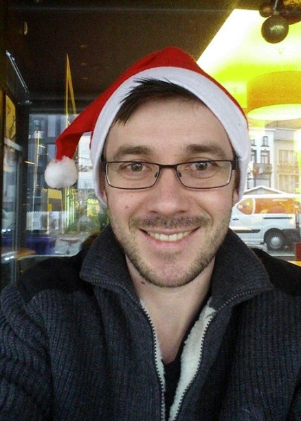 Vestindo um gorro de natal no restaurante